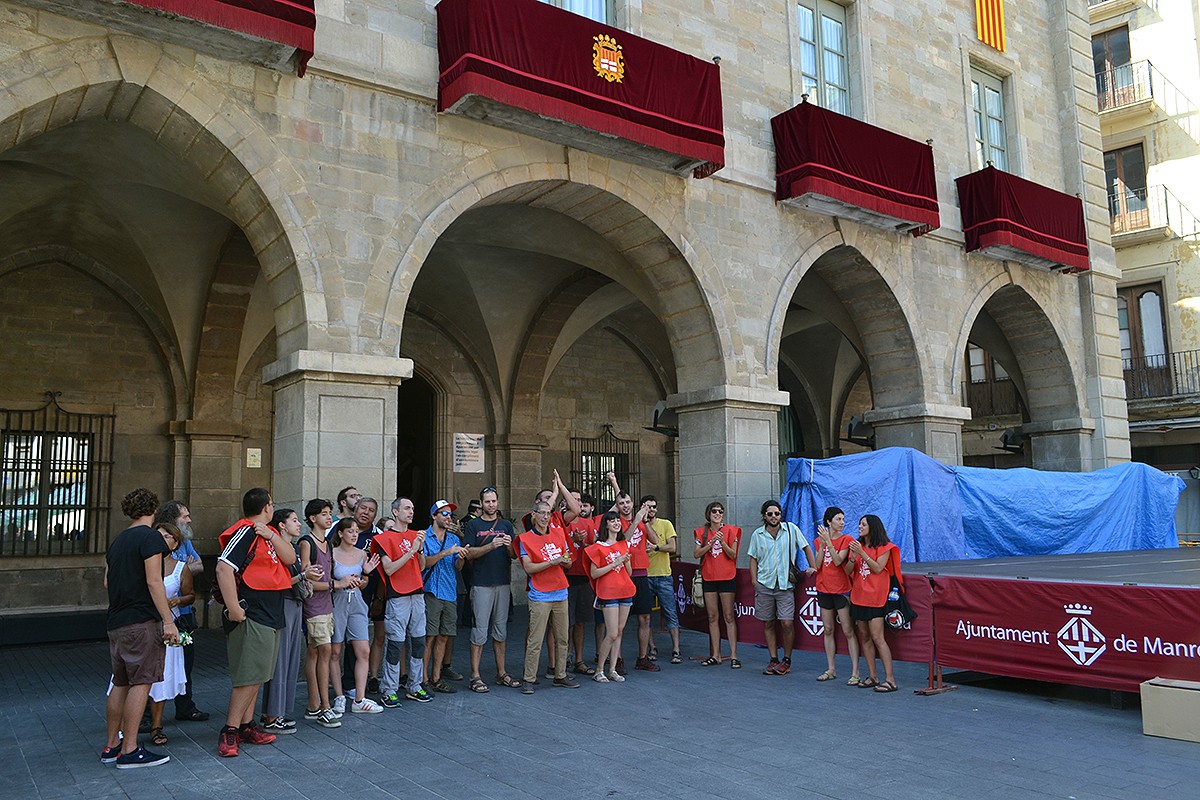 Activistes protestant a la porta de l'Ajuntament de Manresa