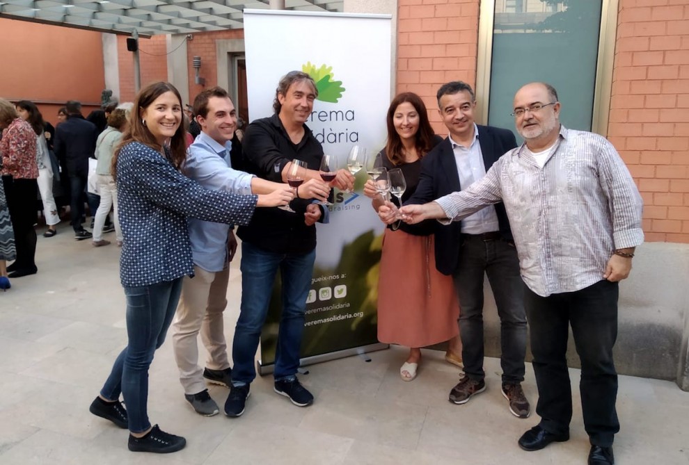 Representants d'Alba Jussà i Xic's Cal Borrech brindant amb vi