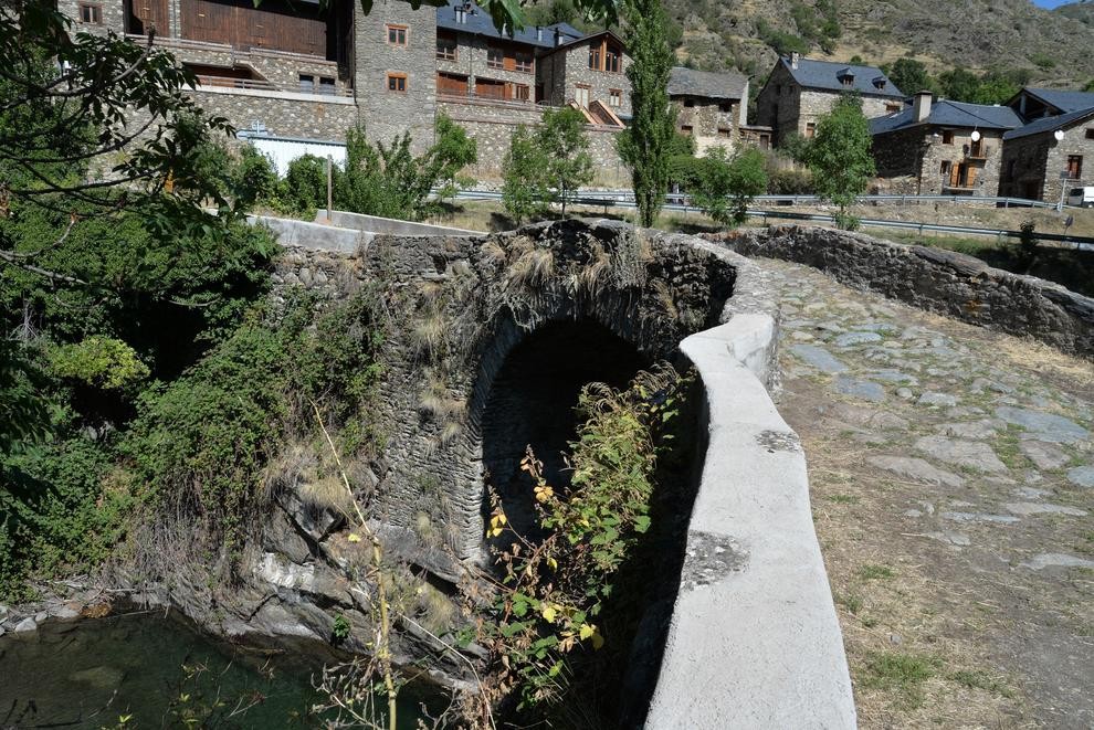 Imatge del pedaç de ciment al pont romànic d’Alós