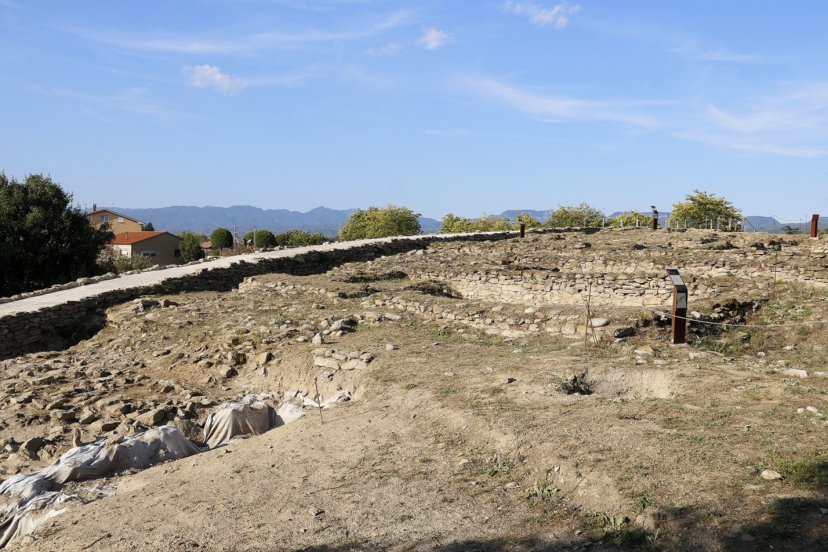 La muralla i de la zona ibèrica del jaciment de l'Esquerda de Roda de Ter. 