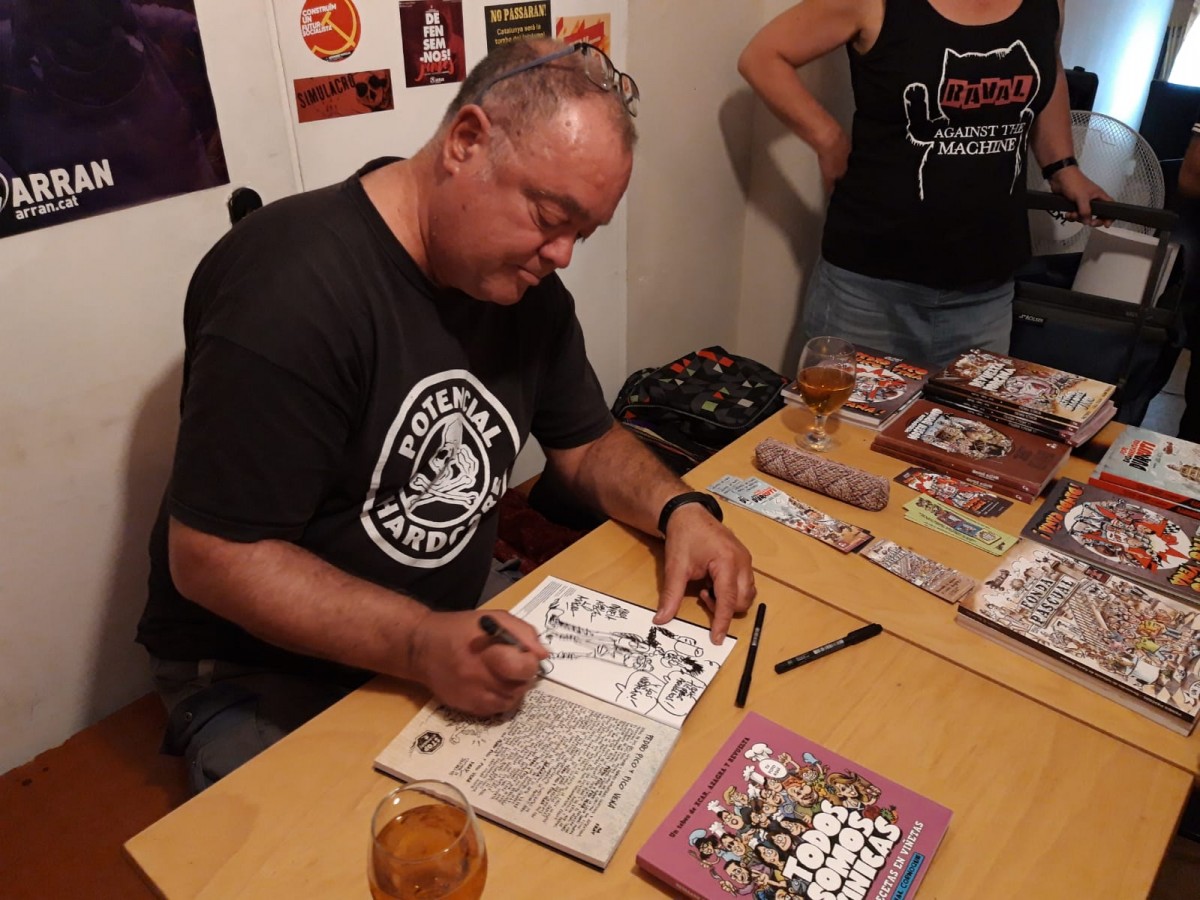 Carlos Azagra signa exemplars del seu nou còmic al CRAC