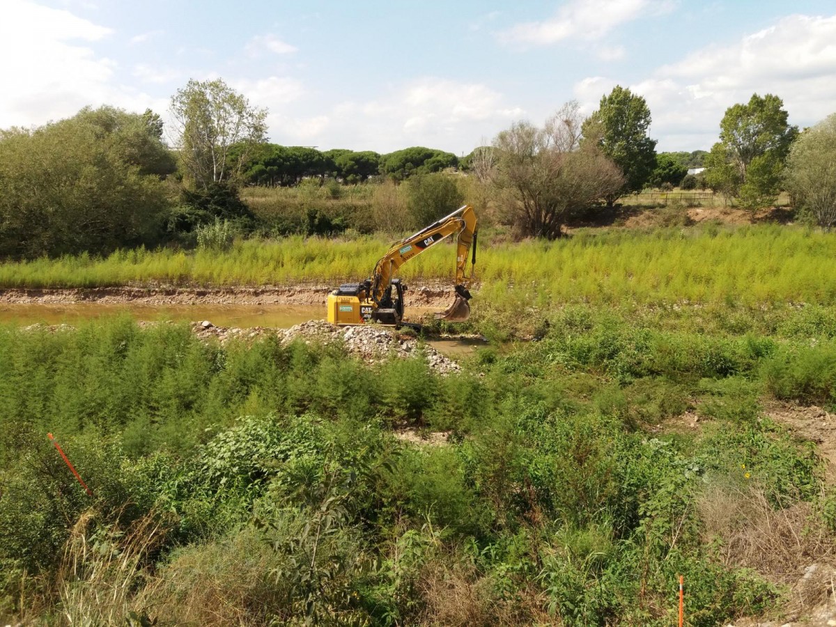 S'han iniciat les obres de restauració de la llera i un marge erosionats al riu Congost