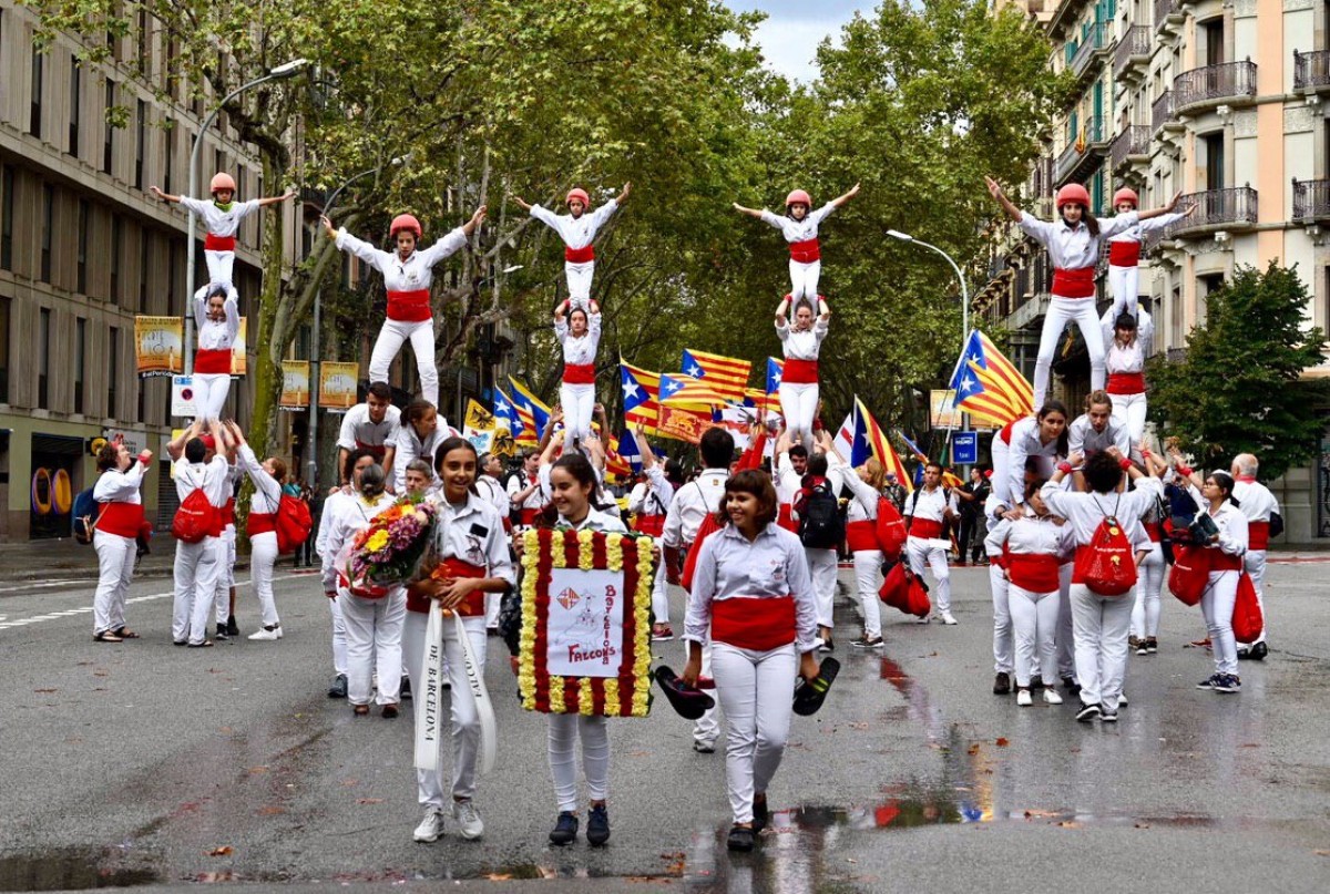 Els Falcons de Barcelona en la tradicional ofrena floral al monument de Rafael Casanova