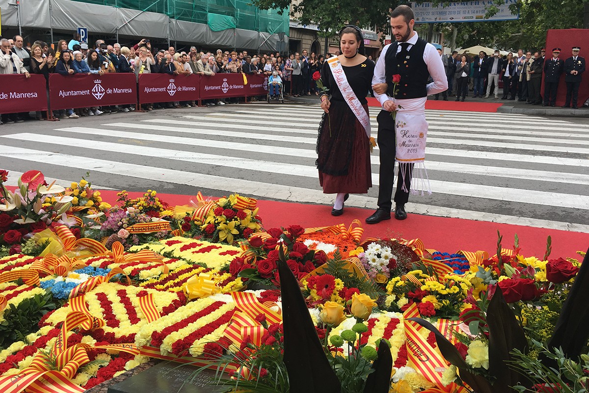 La pubilla i l'hereu de Manresa durant l'ofrena floral de la Diada 2019 a Manresa