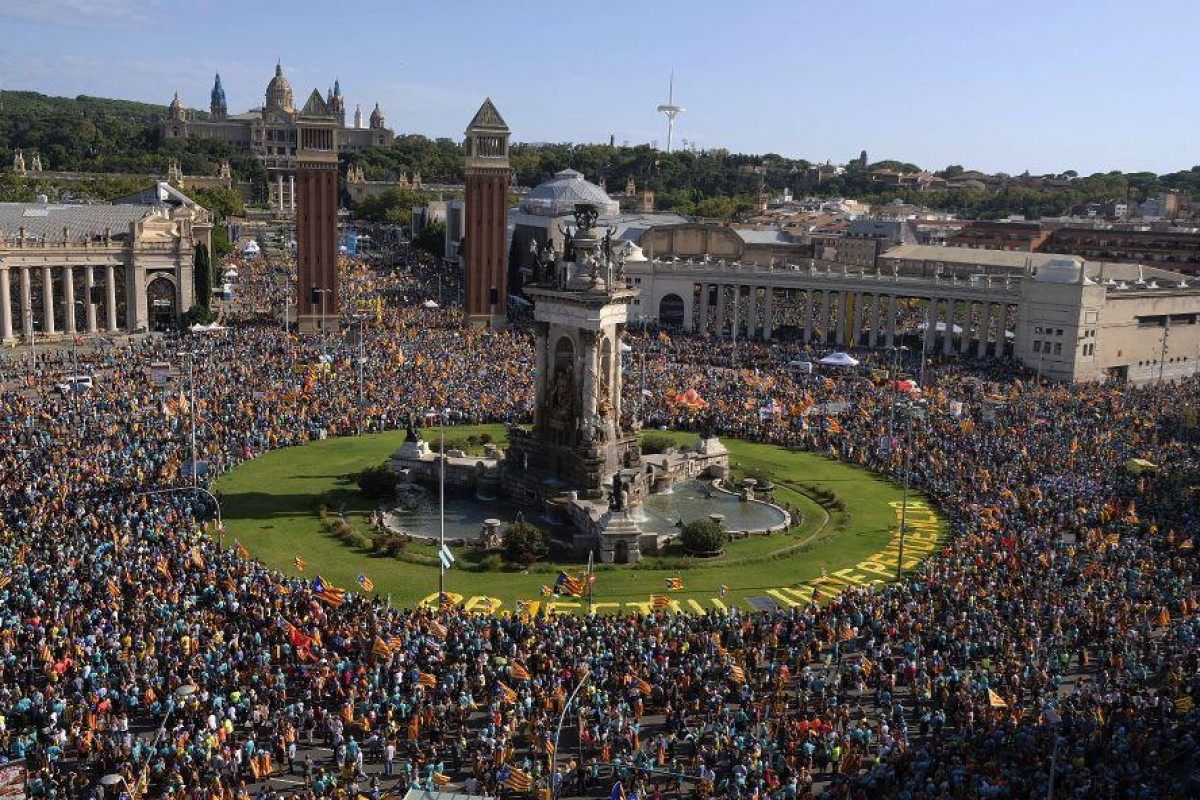 La multitudinària manifestació de la Diada a la plaça d'Espanya de Barcelona