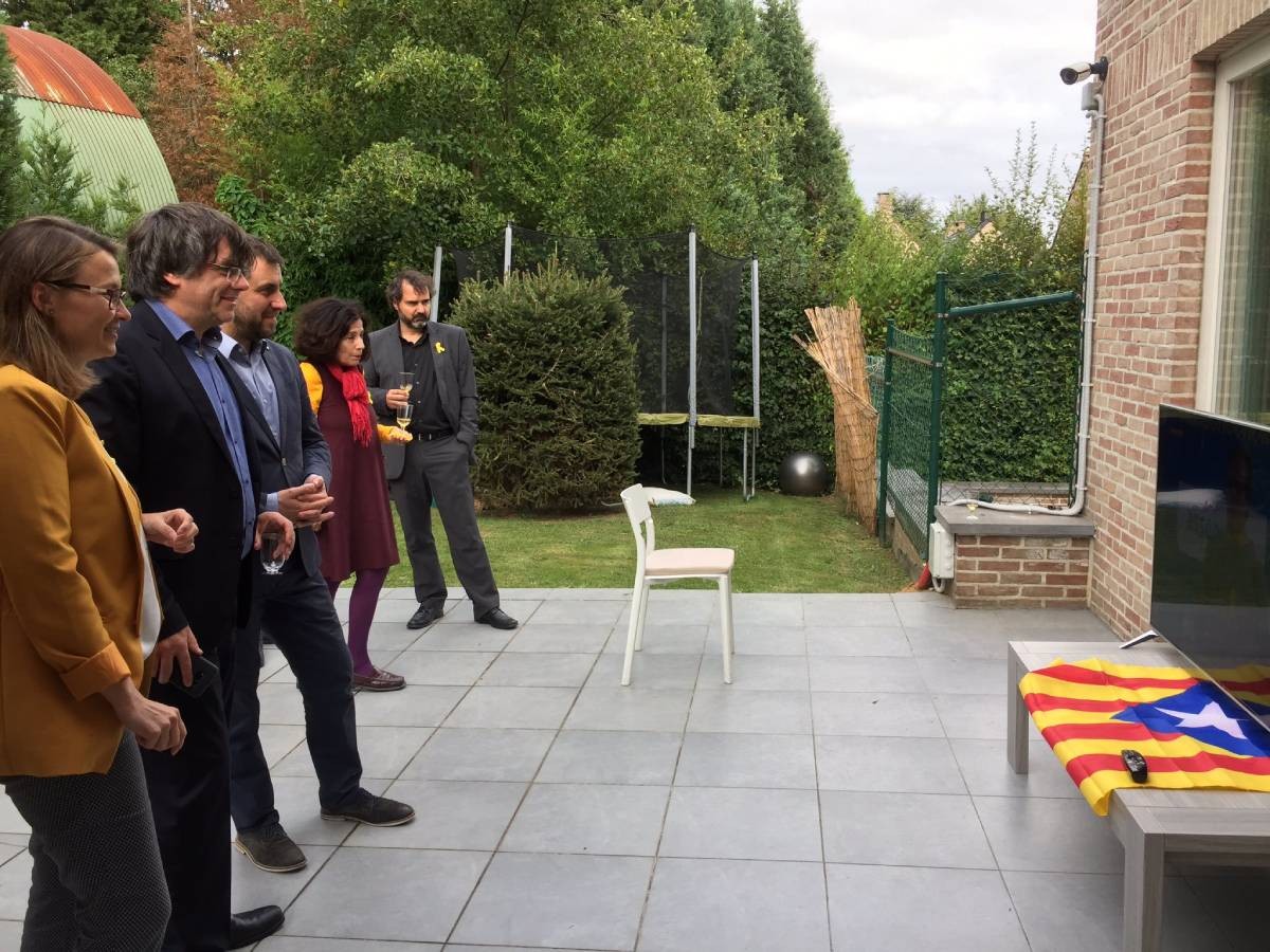 Puigdemont, Serret i Comín, seguint la retransmissió de la manifestació de la Diada des de la Casa de la República.