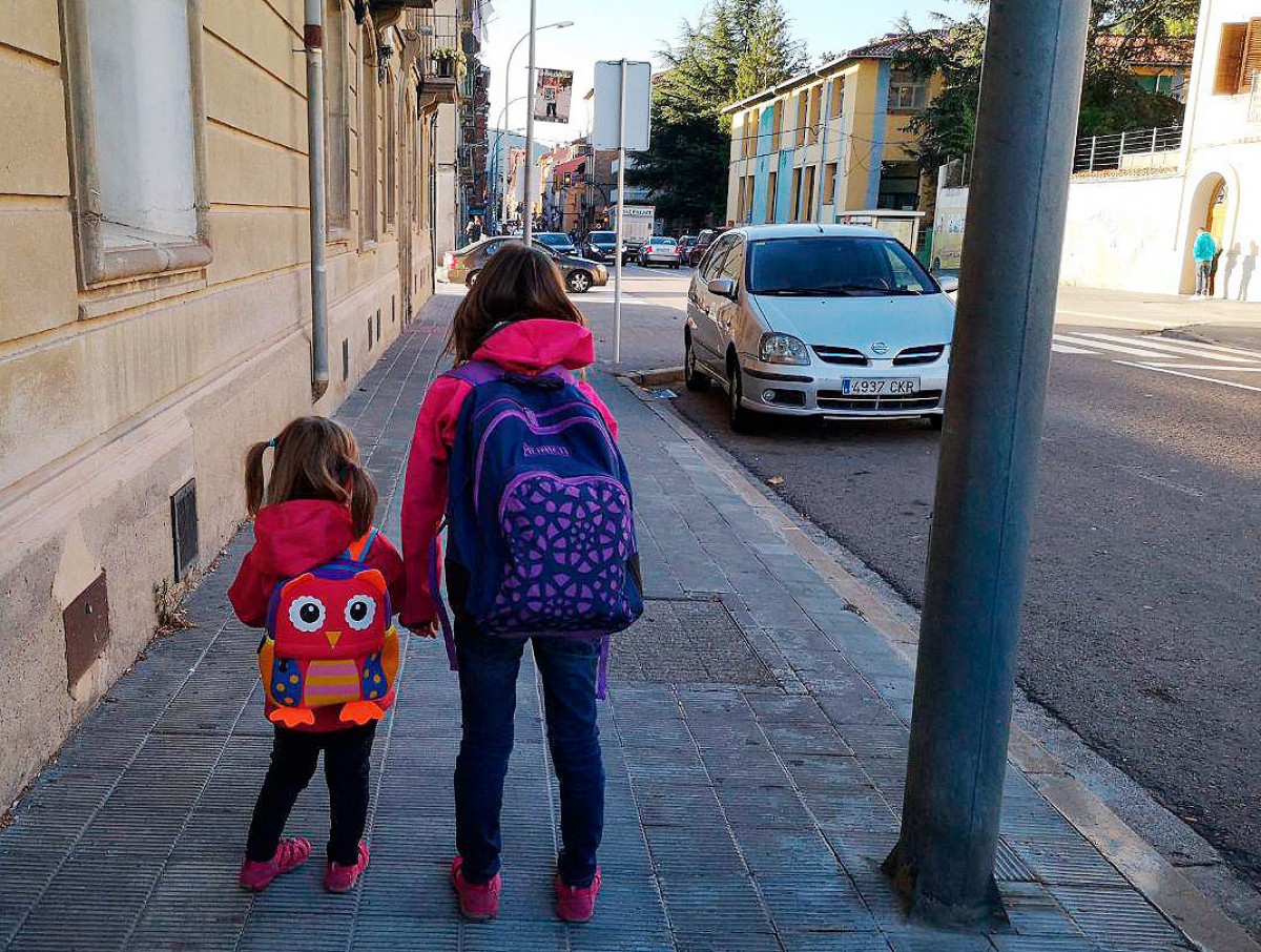 Dues nenes, anant cap a l'escola Joan Maragall de Ripoll, aquest matí