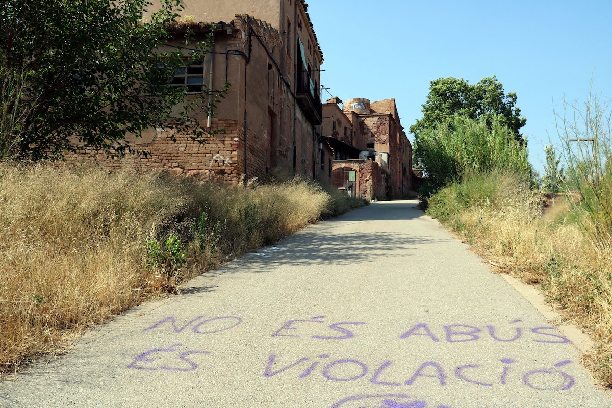 L'exterior de la fàbrica abandonada a Manresa on es va produir la violació el 2016