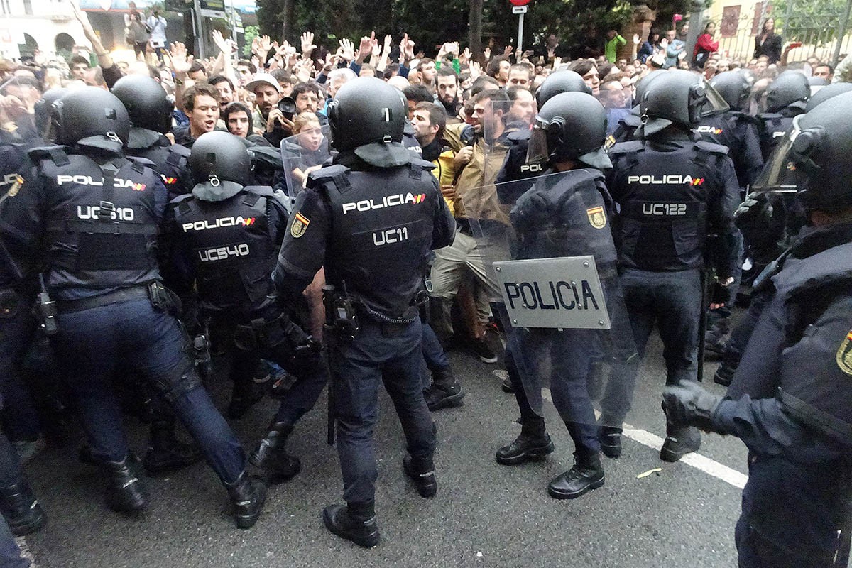 Actuació de la Policia Nacional a l'escola Ramon Llull de Barcelona.