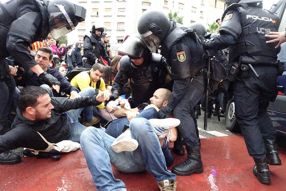 Actuació de la Policia Nacional a l'escola Ramon Llull de Barcelona.