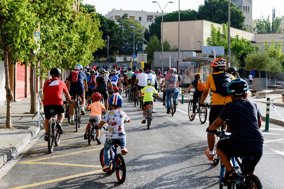 Ciclistes de totes les edats han recorregut la ciutat aquest diumenge 