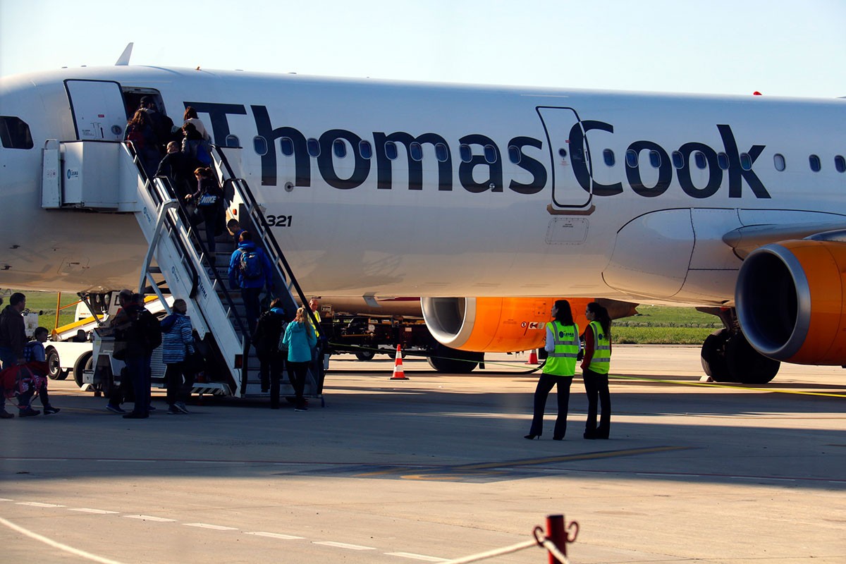 Passatgers pujant a un avió de Thomas Cook a l'aeroport d'Alguaire.