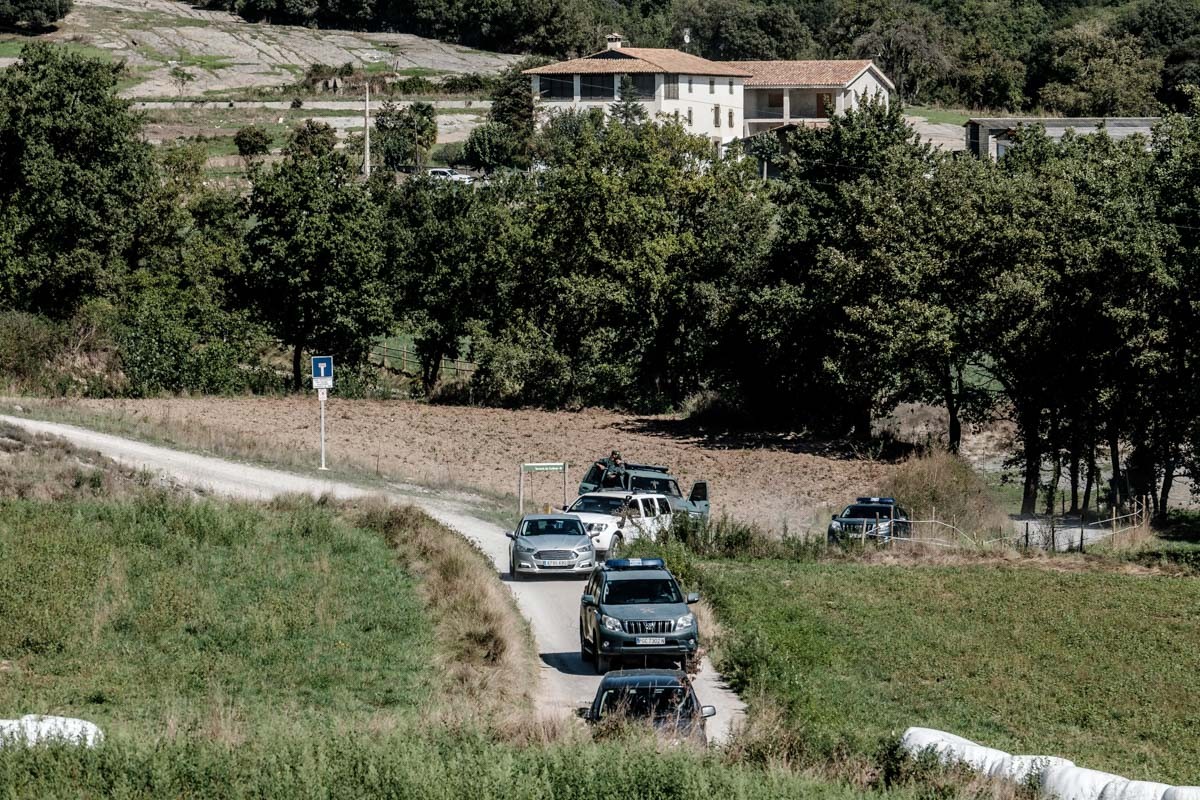 Vehicles de la Guàrdia Civil marxant del mas Torrents de Codines, a Sant Pere de Torelló