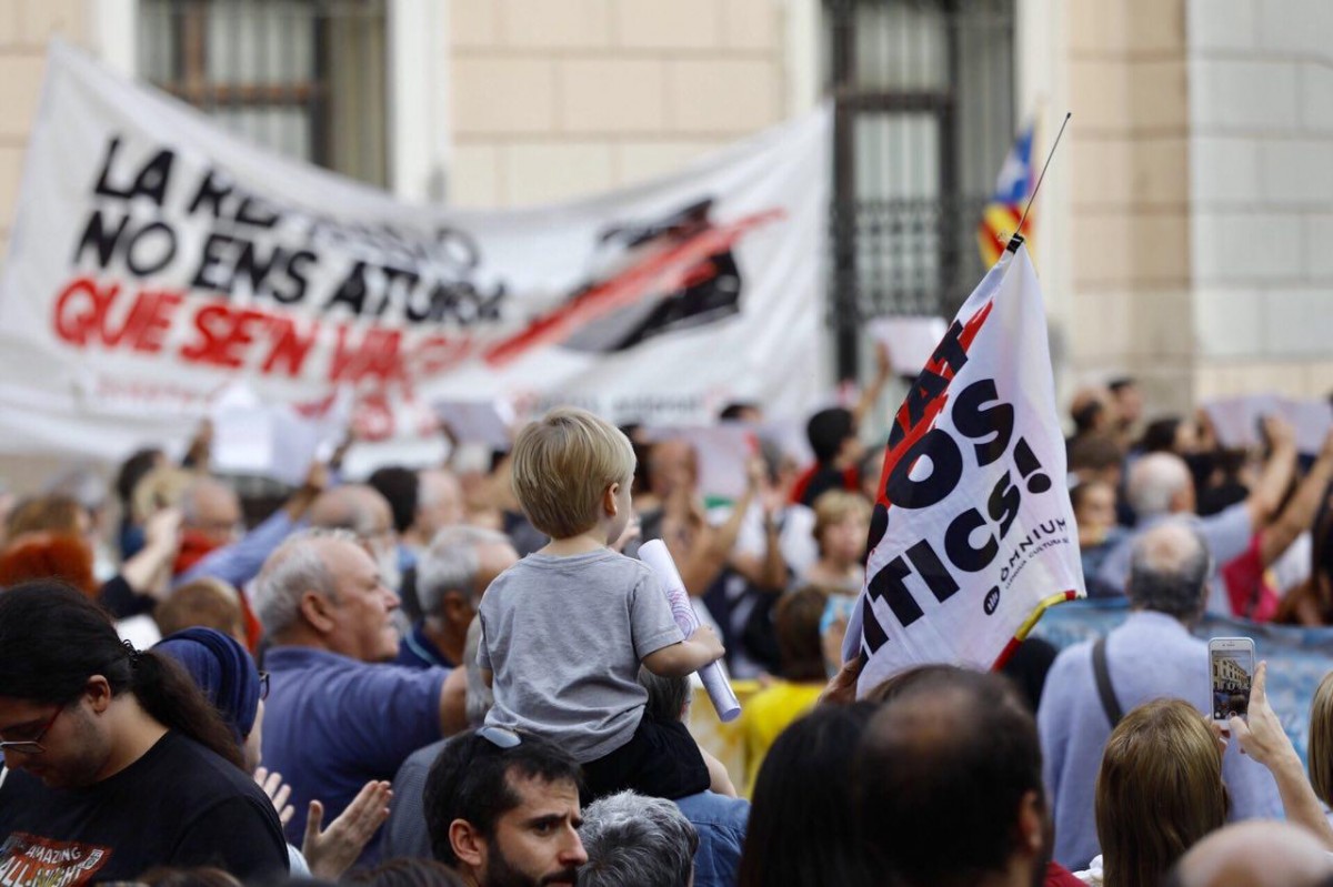 Manifestants a Sabadell, aquest dilluns en protesta per les detencions de la Guàrdia Civil