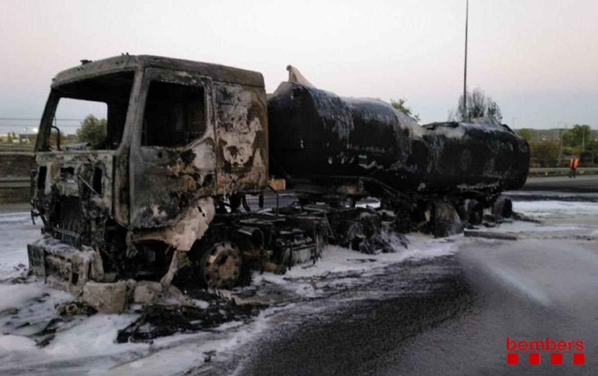 El camió cisterna carregat de gasolina cremat a la C-16 a Terrassa.