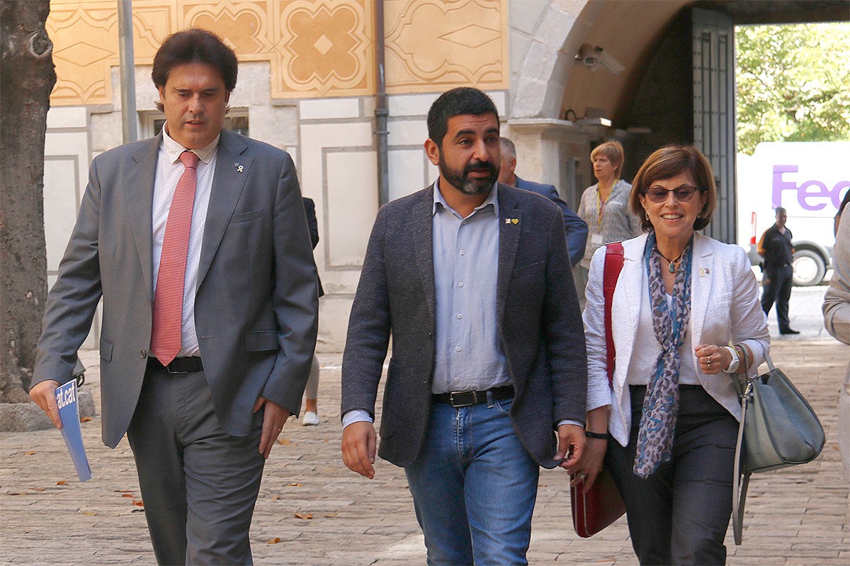 D'esquerra a dreta: el delegat del Govern a Girona, Pere Vila, el conseller de Treball, Afers Socials i Famílies, Chakir el Homrani, i la directora del SOC, Mercè Garau, aquest dilluns