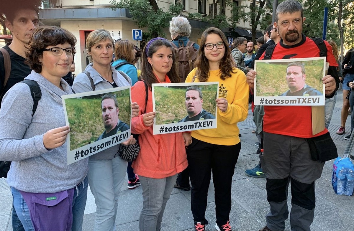 Un grup de persones en solidaritat amb Txevi Buigas a Madrid.