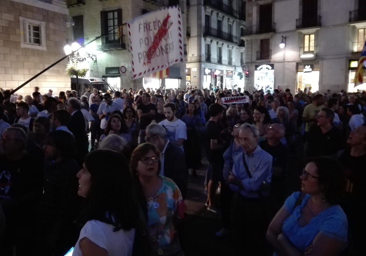 Manifestació a plaça de Sant Jaume contra les detencions dels set CDR.