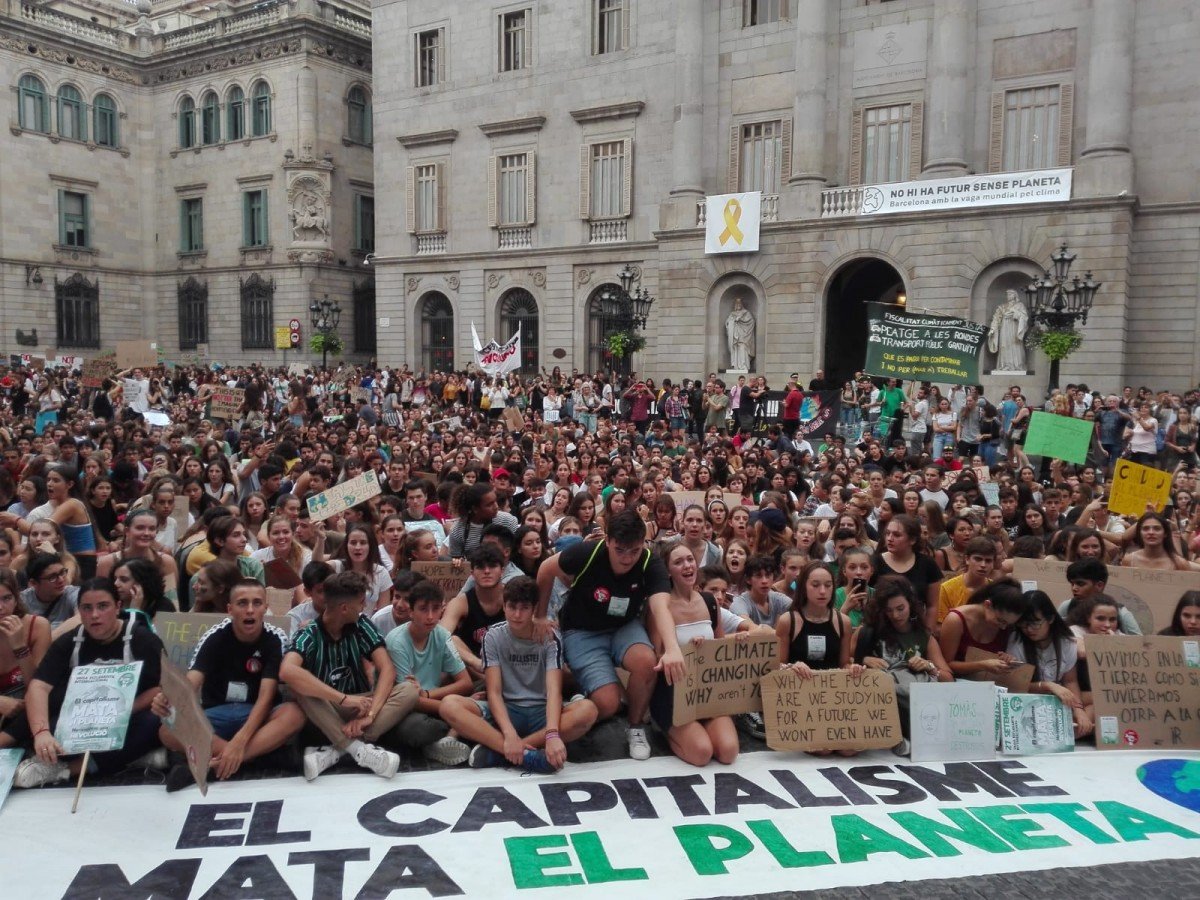 Concentració a la plaça de Sant Jaume per la vaga mundial pel clima
