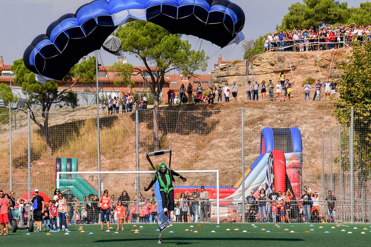 Un paracaigudista aterrarà al camp de futbol de Sant Fruitós