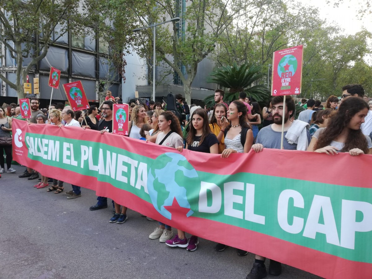 Milers de persones es manifesten a Barcelona contra el canvi climàtic