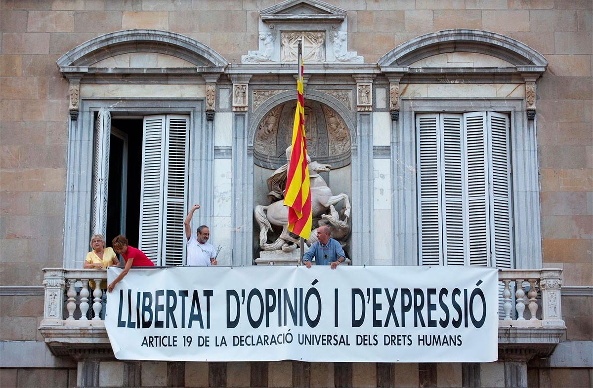 Nova pancarta a la façana del Palau de la Generalitat