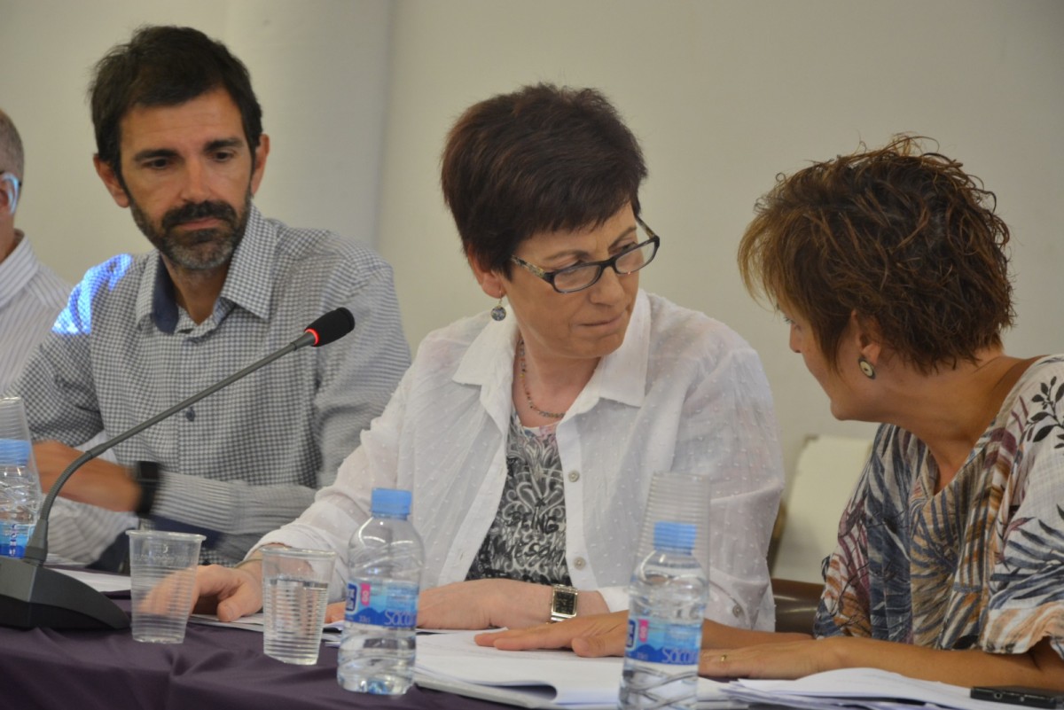 La presidenta de l'entitat, Cecília Camprubí (al centre), i el gerent Valentí Camprubí durant la darrera assemblea de socis. 