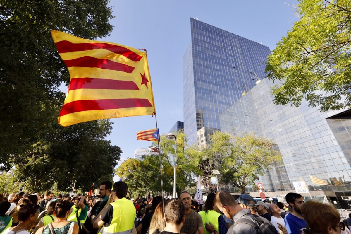 La manifestació, a les portes dels jutjats de Sabadell 