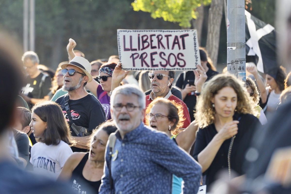 La multitudinària manifestació contra l'empresonament dels CDR a Sabadell