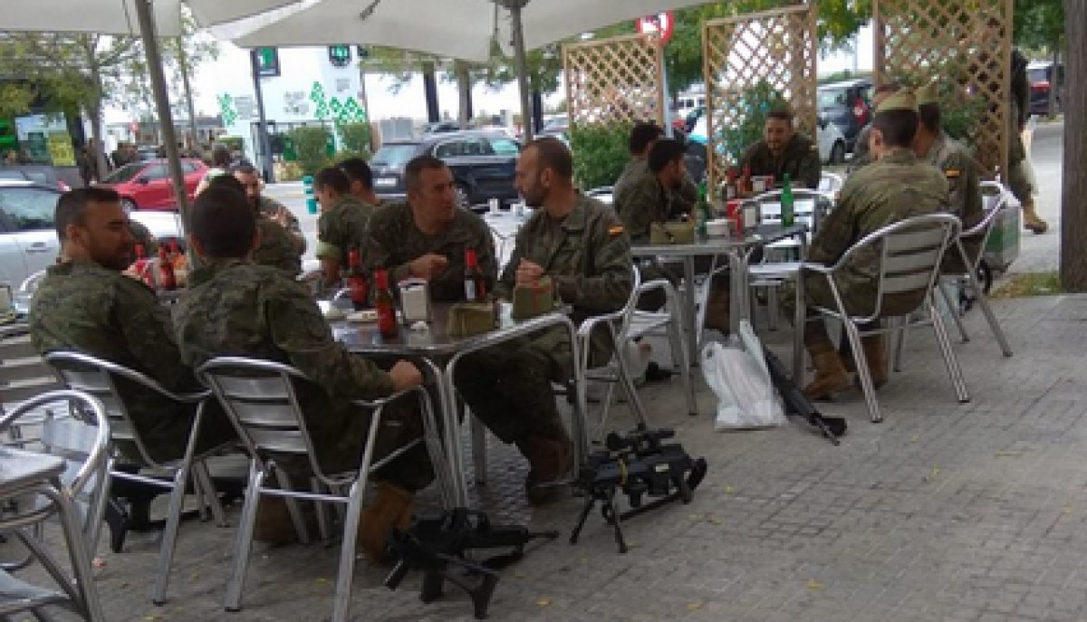 Militars armats bevent en una terrassa de Vilafranca