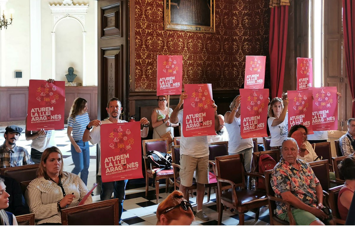 Pancartes contra la Llei Aragonès al plenari de Tarragona. 