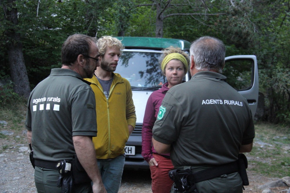 Agents Rurals informant a dos visitants del Parc d'Aigüestortes