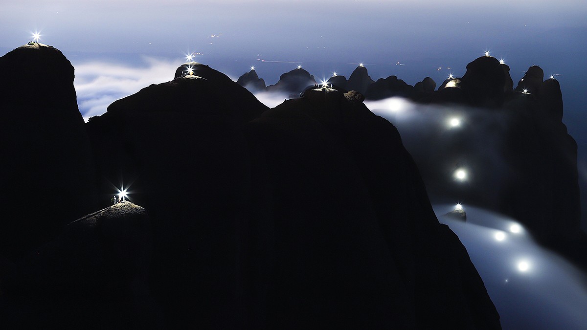 Montserrat il·luminada, vista des del parc de l'Agulla de Manresa