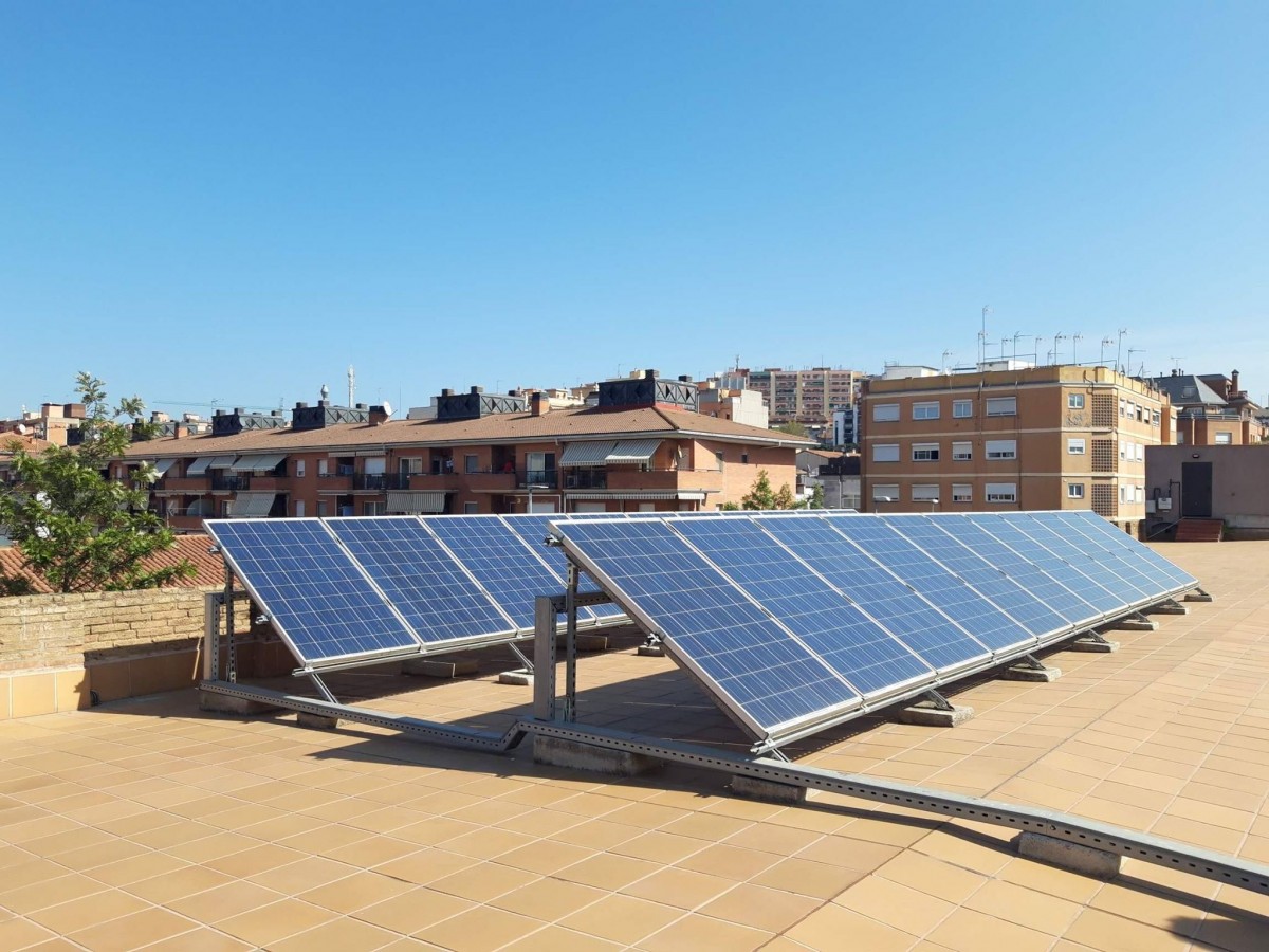 Plaques solars a al terrat de l'edifici del Bullidor
