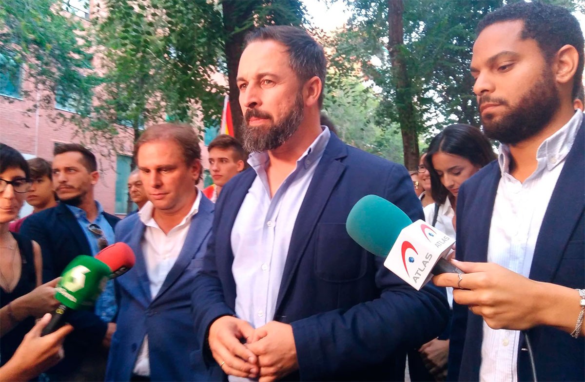 Santiago Abascal, amb Ignacio Garriga, a l'exterior de la caserna de la Guàrdia Civil a Gràcia.