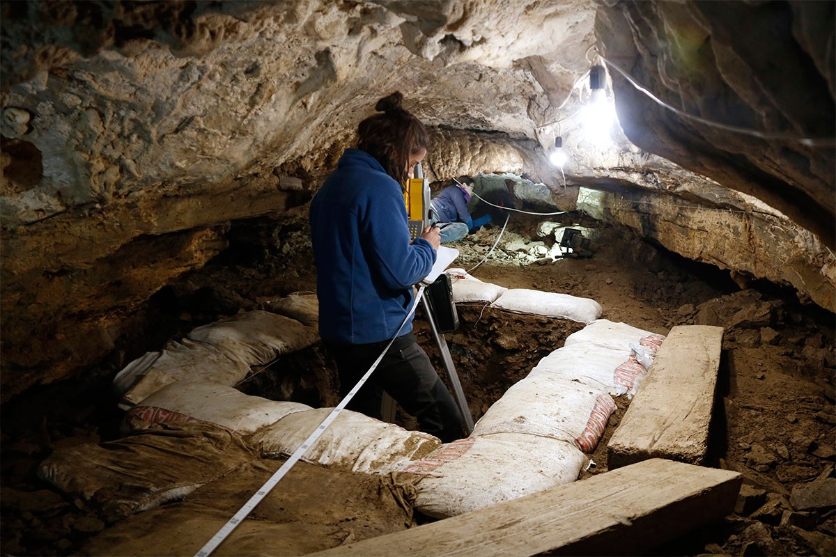 Una arqueòloga, al jaciment de Queralbs
