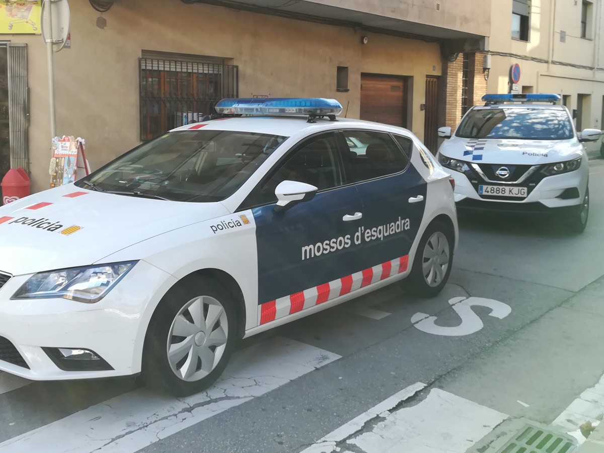 Mossos d'Esquadra i Policia Local de Sant Celoni en una intervenció conjunta en un establiment del municipi