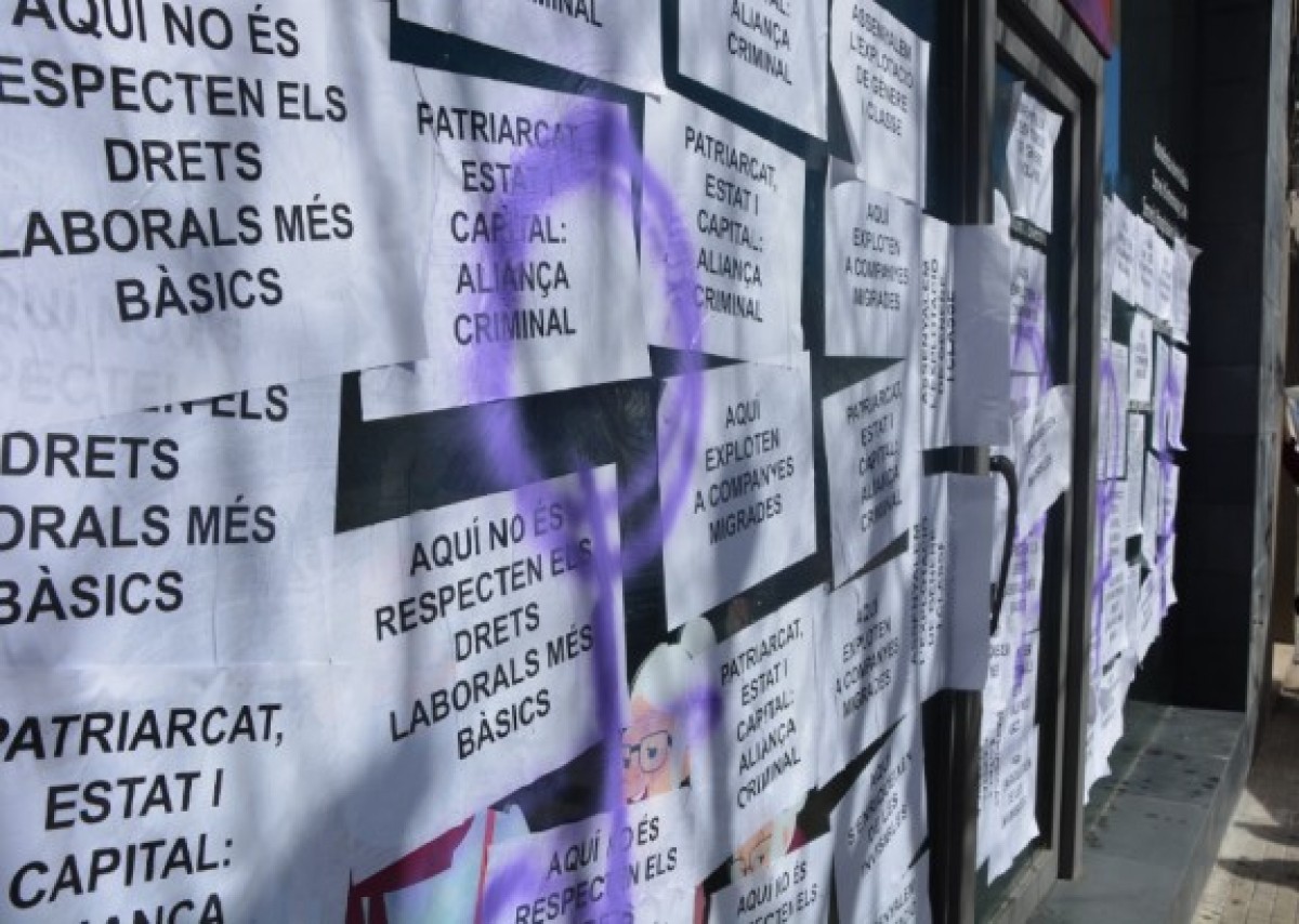 Enganxada de cartells i pintades a Monserveis Berga durant la manifestació feminista del passat mes de març.