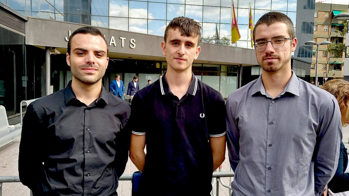 Els tres joves acusats d'estripar la bandera, a la sortida del judici