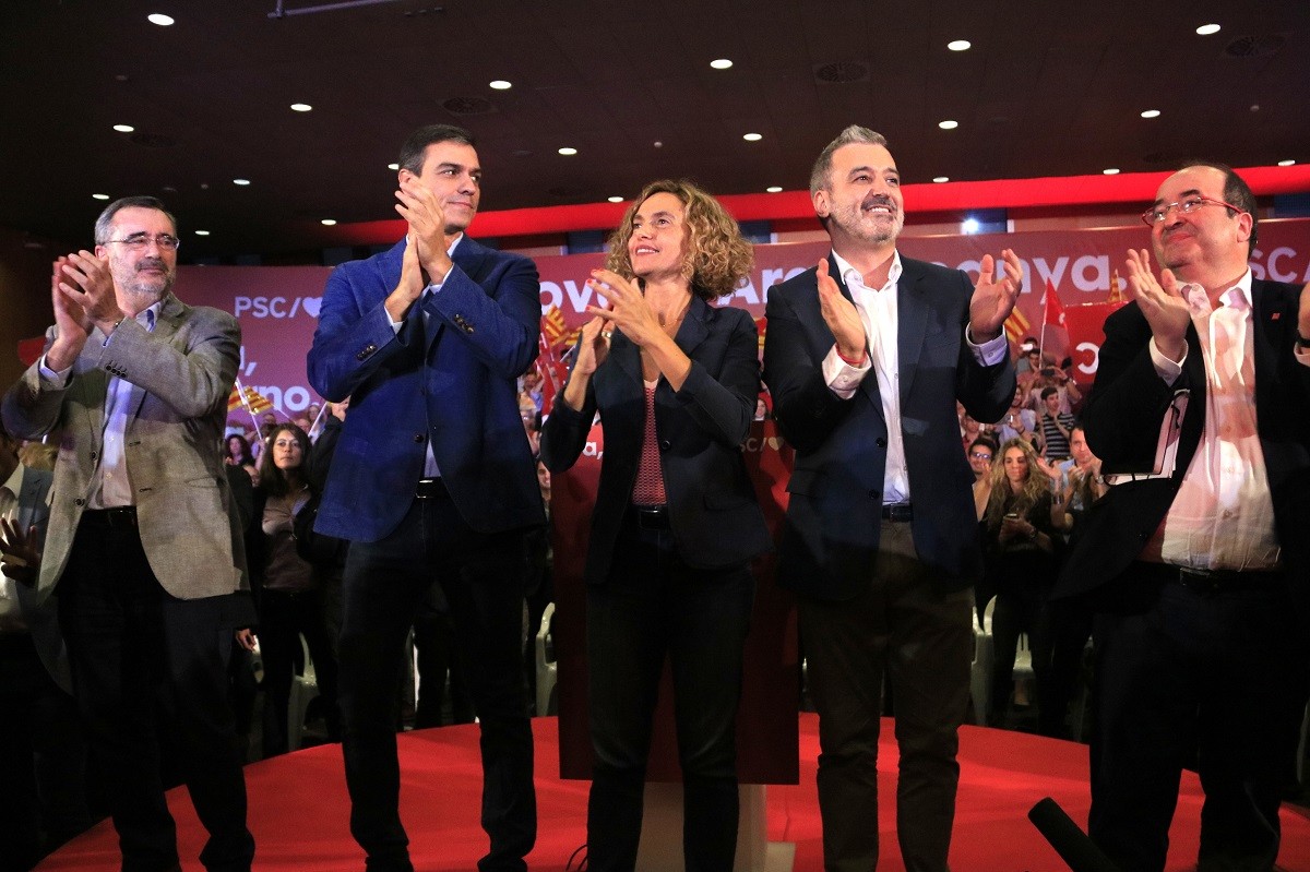 Pedro Sánchez amb Meritxell Batet, Miquel Iceta, Jaume Collboni i Manuel Cruz en el míting al Fòrum
