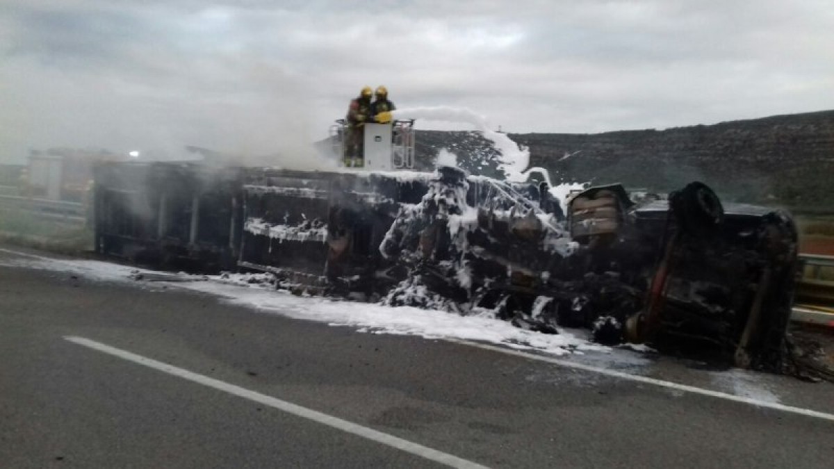 Imatge del camió incendiat
