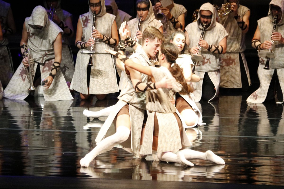 Els ballarins, amb els músics al fons, durant la inauguració de la Mediterrània