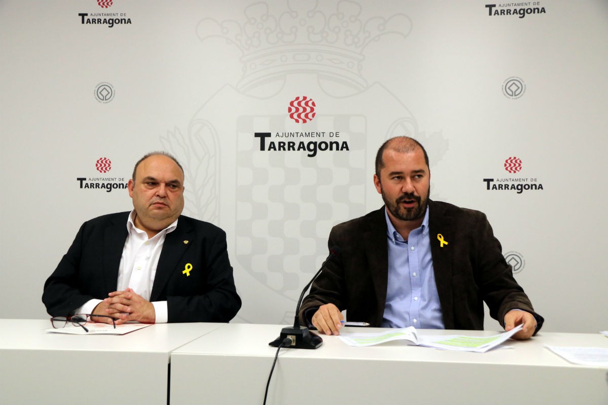 Els consellers del govern municipal de l'Ajuntament de Tarragona, Jordi Fortuny i Xavier Puig, en roda de premsa . 