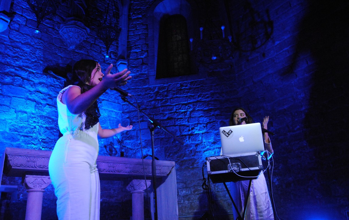 El duet Tarta Relena durant el concert a la Capella del Rapte de Manresa