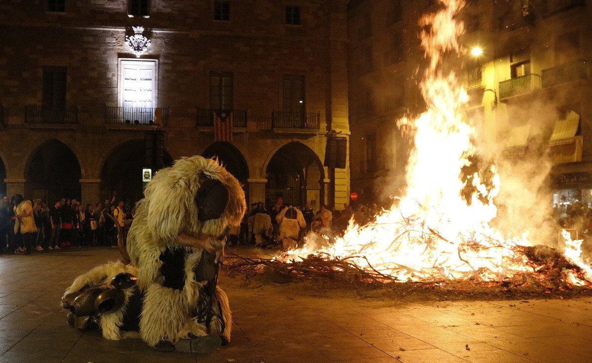 Lluita entre «Boes» i «Merdules» al «Carnavale di Ottana», amb la foguera al fons