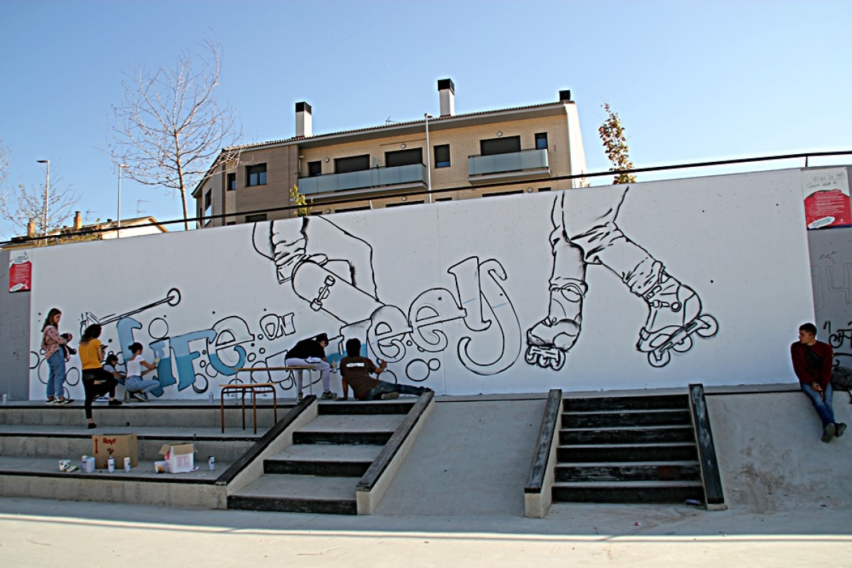 El mural decora la façana central de l'skatepark