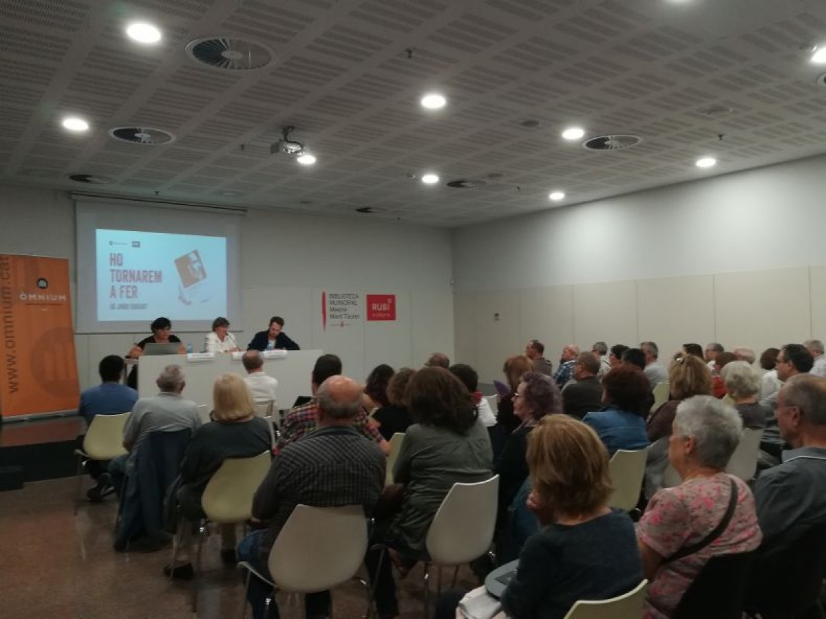 L'auditori de la biblioteca es va omplir per la presentació del llibre de Jordi Cuixart