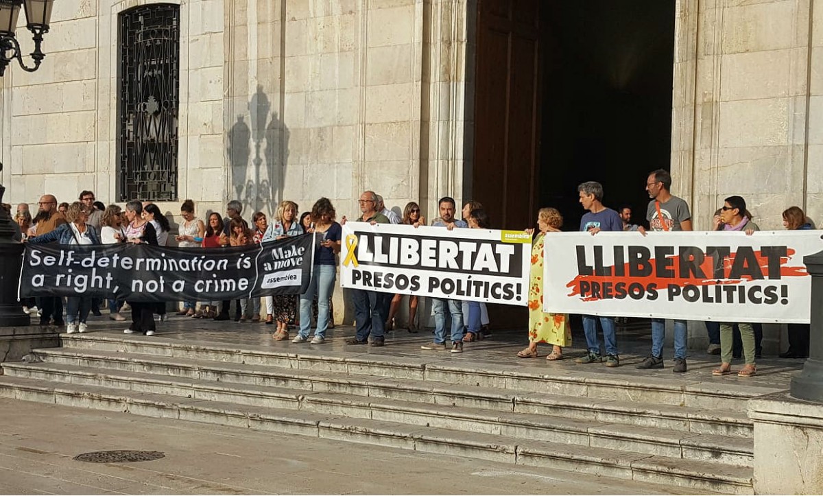 Concentració a les portes de l'Ajuntament de Tarragona contra la sentència dels presos polítics. 