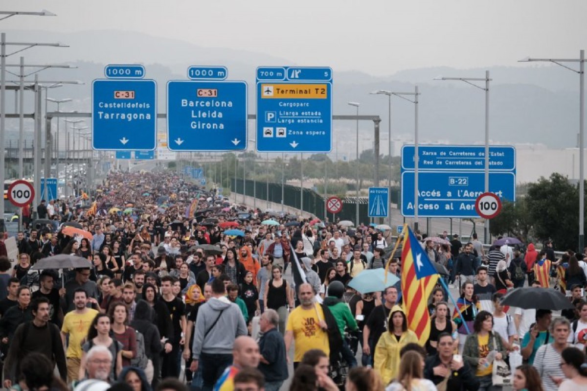 Milers de persones s'han desplaçat fins a l'aeroport del Prat 