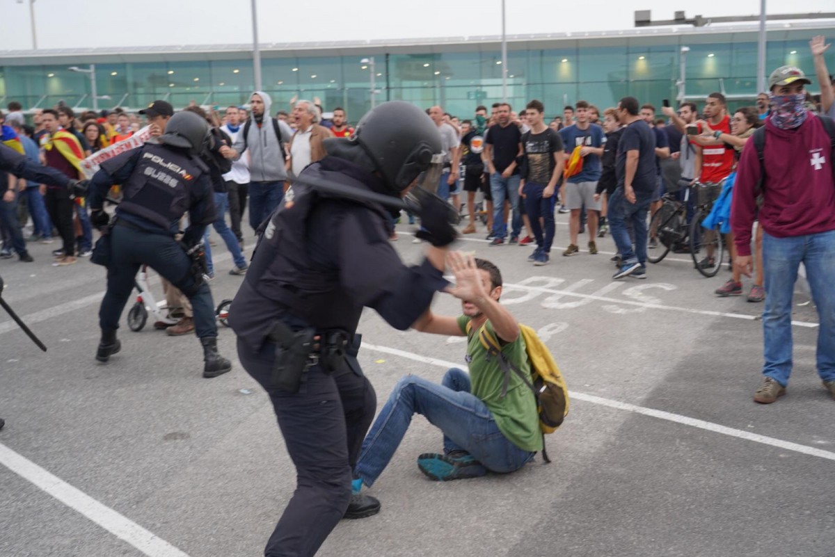 Càrregues de la policia espanyola a l'aeroport del Prat
